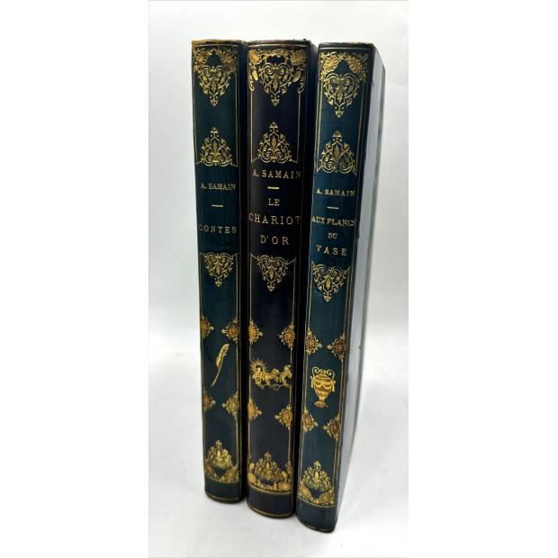 SAMAIN, Albert. - 3 Obras: 1 - Contes. Xanthis. Divine Bontemps. Hyalis. Rovère et Angilèse. Frontispice de Aug. H. Thomas. 183 págs. 2 - Le Chariot d'or. Symphonie héroïque. Frontispice de Aug. H. Thomas. 236 págs. 3 - Aux Flancs du Vase suivi de Polyphème et de Poèmes inachevés. 187 págs. 